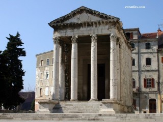 Le Temple d'Auguste à Pula Le Temple d'Auguste à Pula